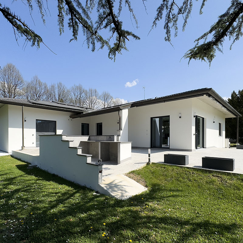 Riqualificazione di una villa moderna: comfort, luce ed efficienza con serramenti su misura